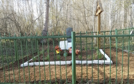 Братская могила воинов Советской Армии, погибших в боях с немецко-фашистскими захватчиками в период Великой Отечественной войны 1941-1945 гг.